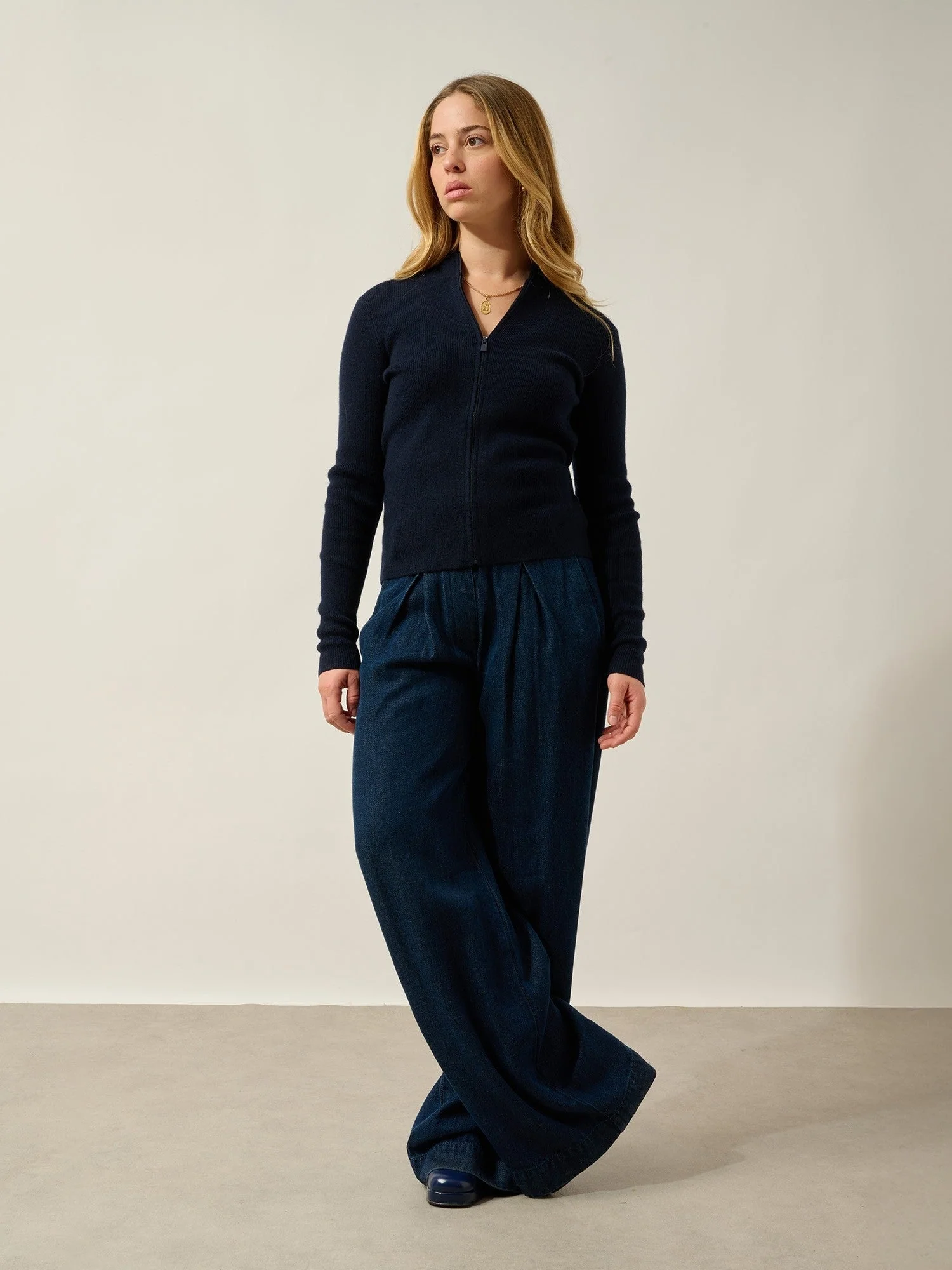 ALBERTE gilet zippé col montant navy 100% cachemire – Image 2