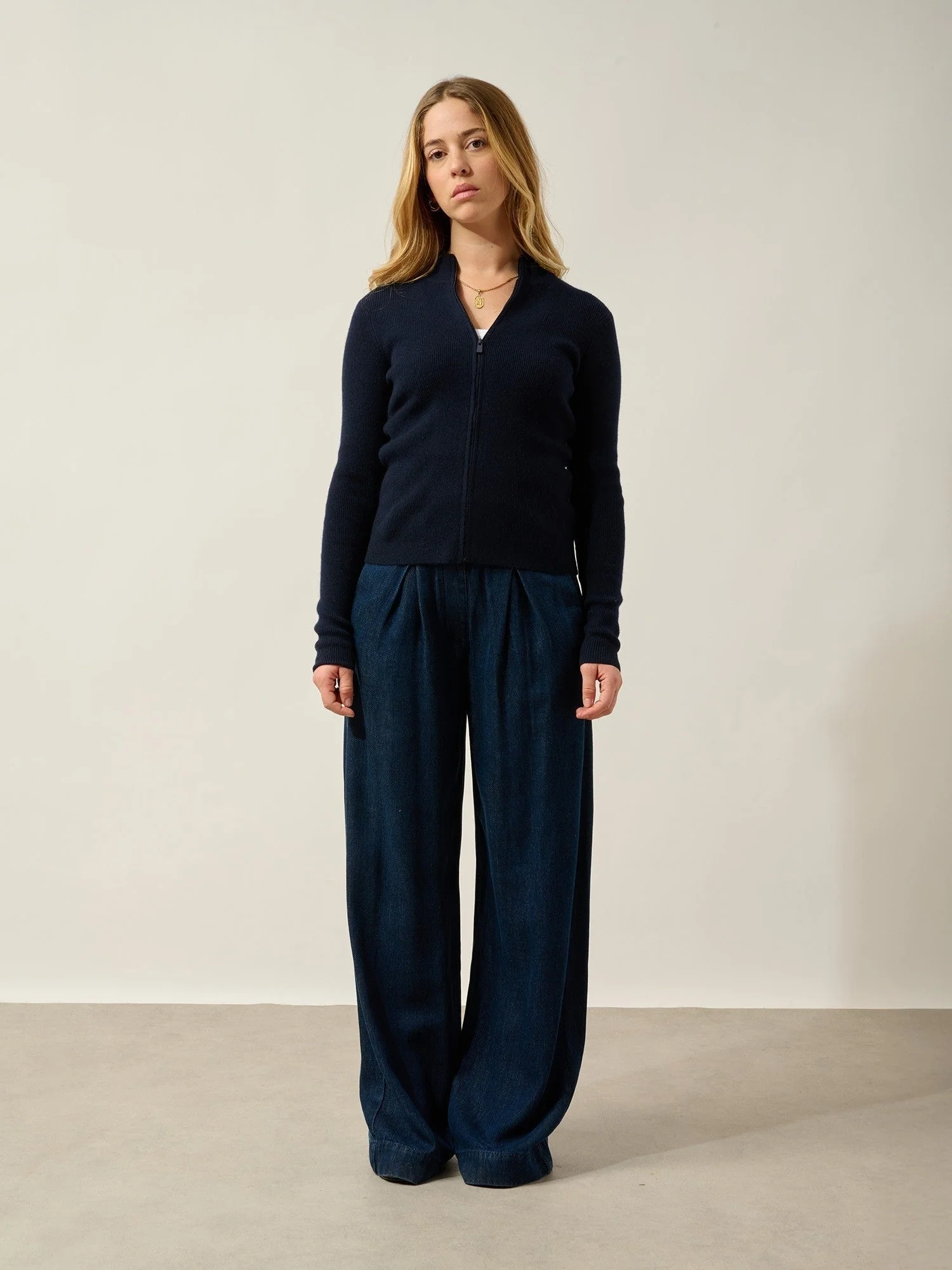 ALBERTE gilet zippé col montant navy 100% cachemire – Image 5