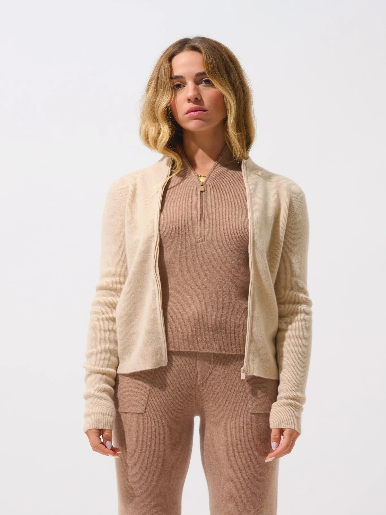 ALBERTE gilet zippé col montant sable 100% cachemire – Image 2