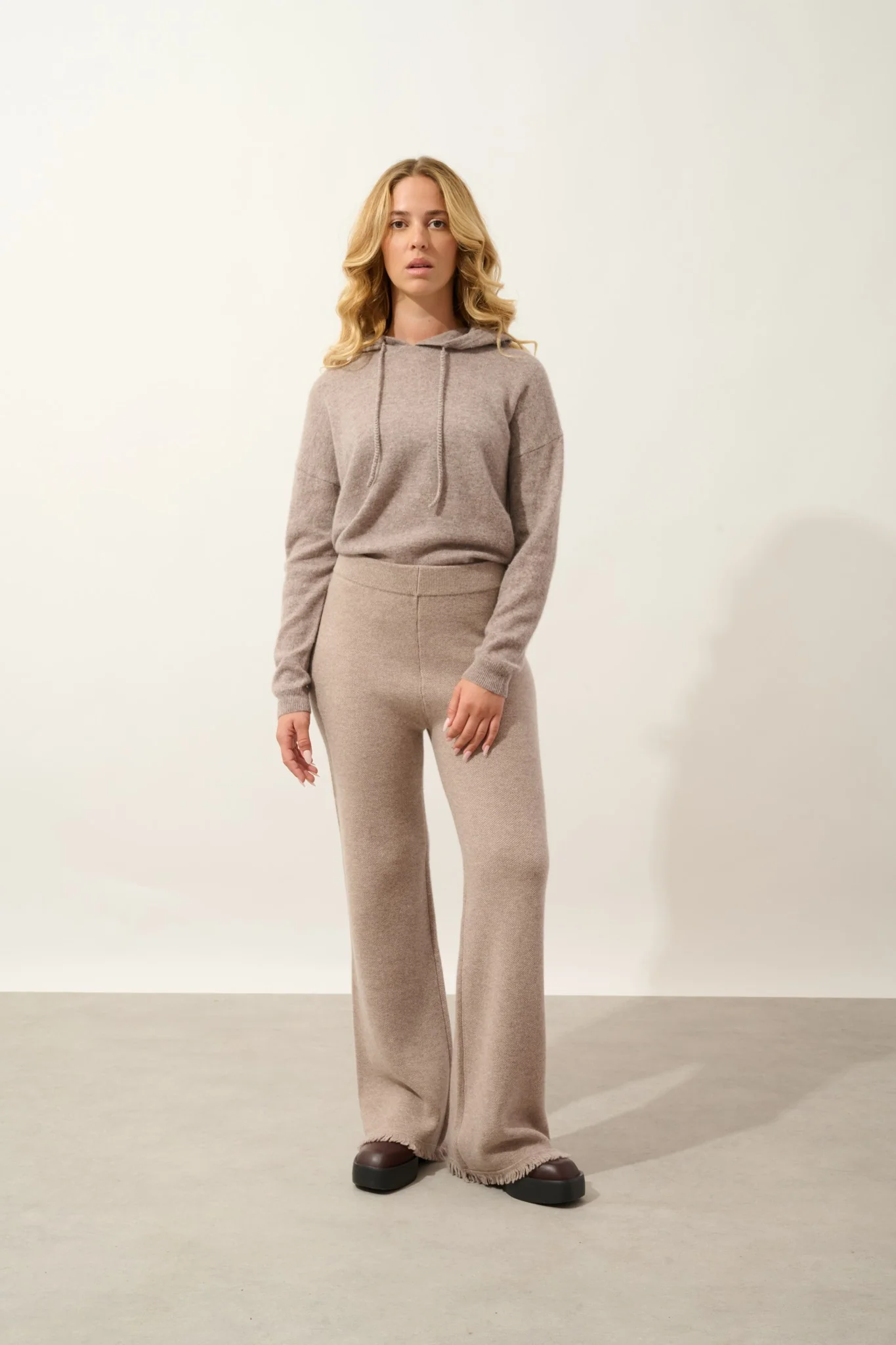 ANGUSTIA pantalon évasé taupe clair chiné 100% cachemire – Image 2