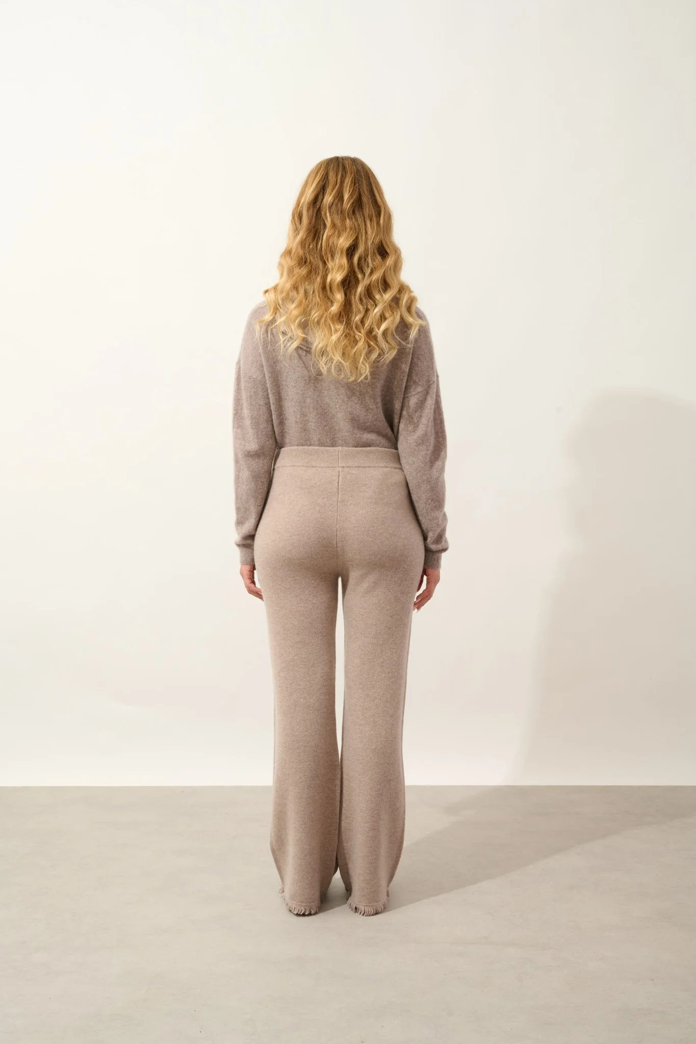 ANGUSTIA pantalon évasé taupe clair chiné 100% cachemire – Image 3