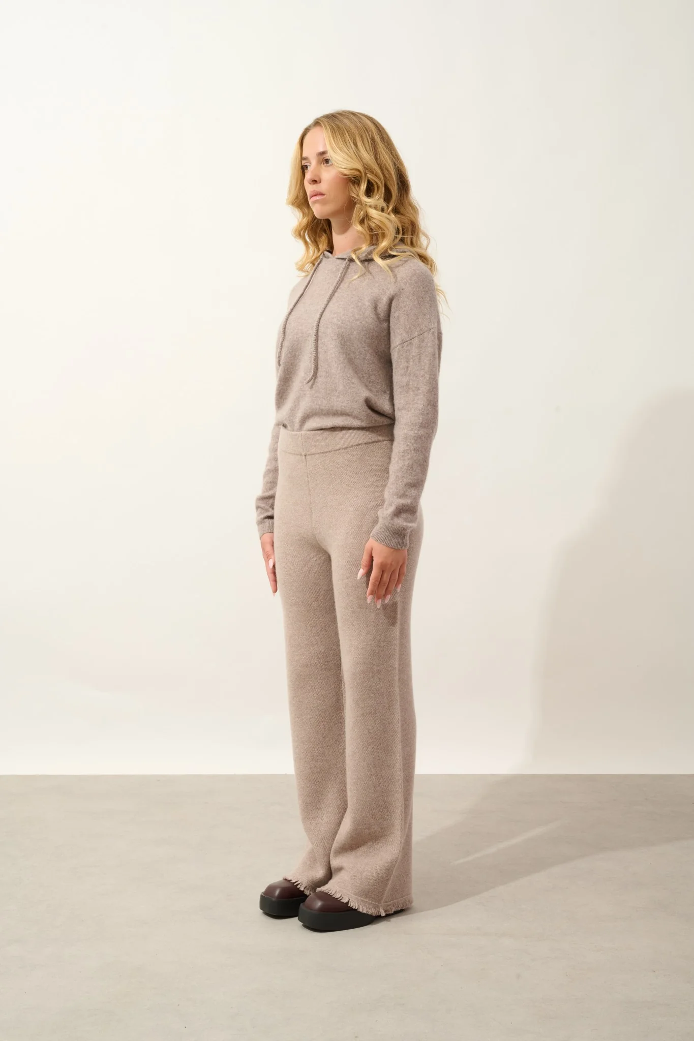 ANGUSTIA pantalon évasé taupe clair chiné 100% cachemire – Image 5