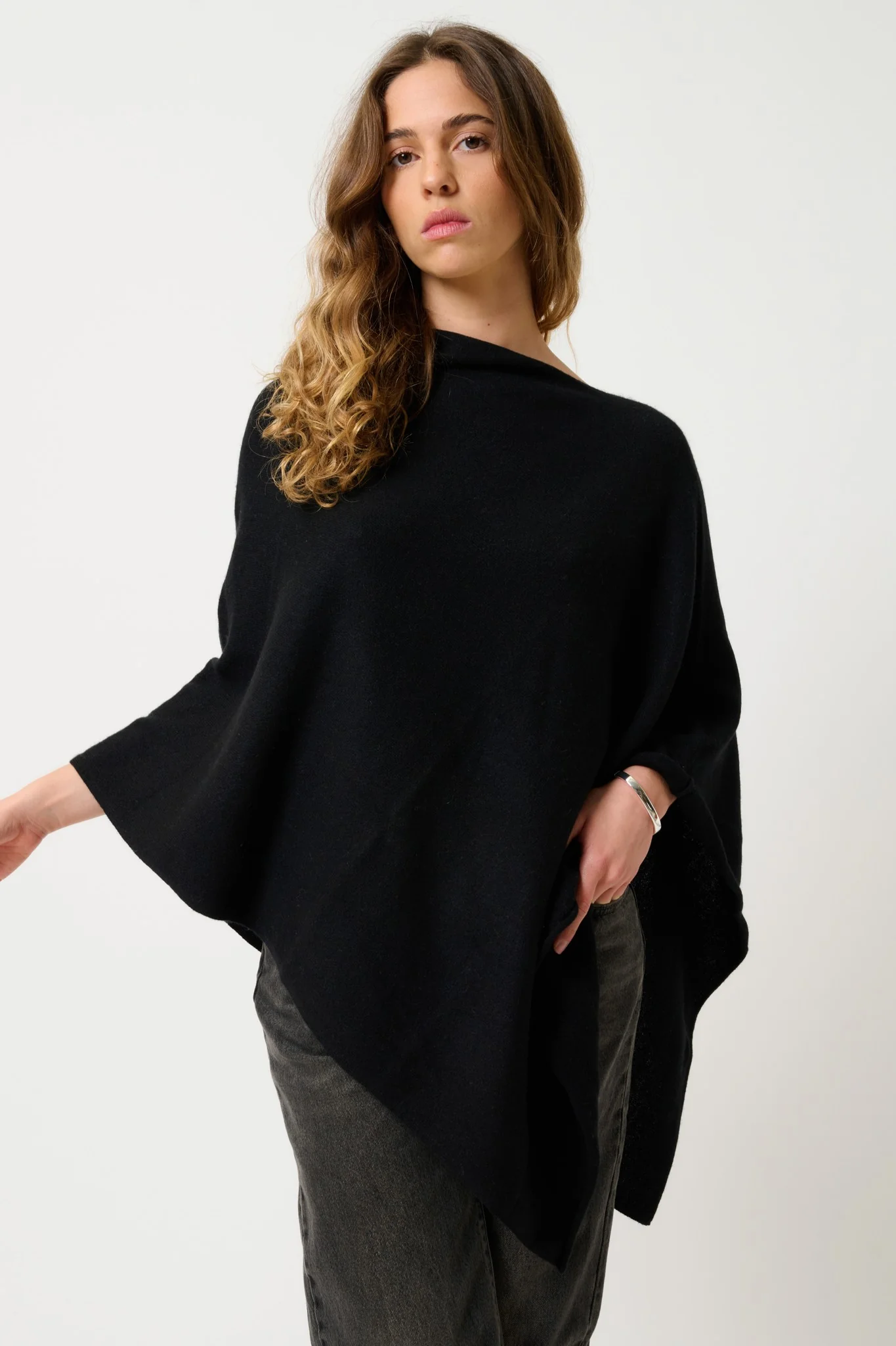 CARRA poncho noir 100% cachemire