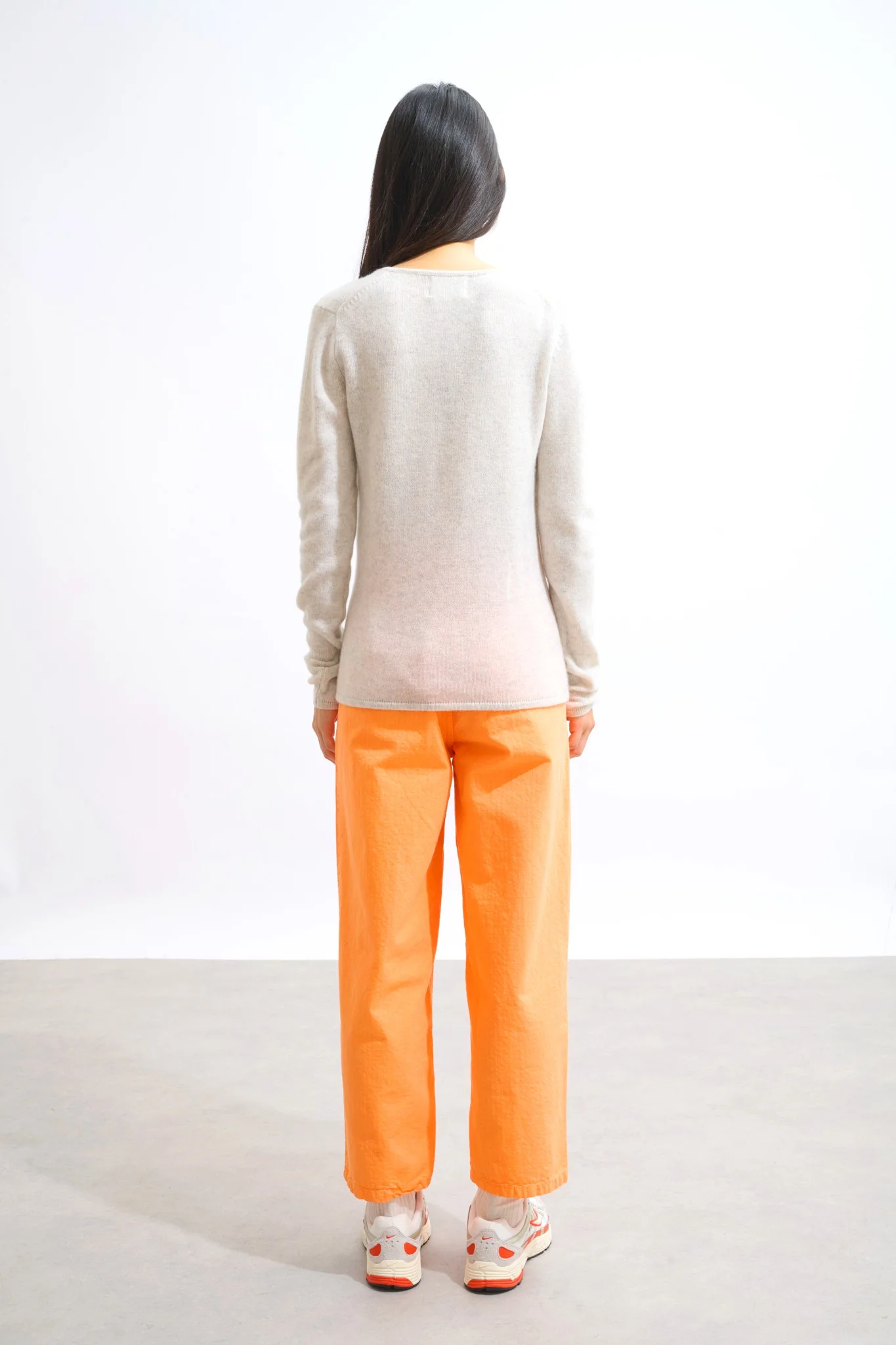 CHELSEA pull col v 4 fils gris perle chiné 100% cachemire – Image 3
