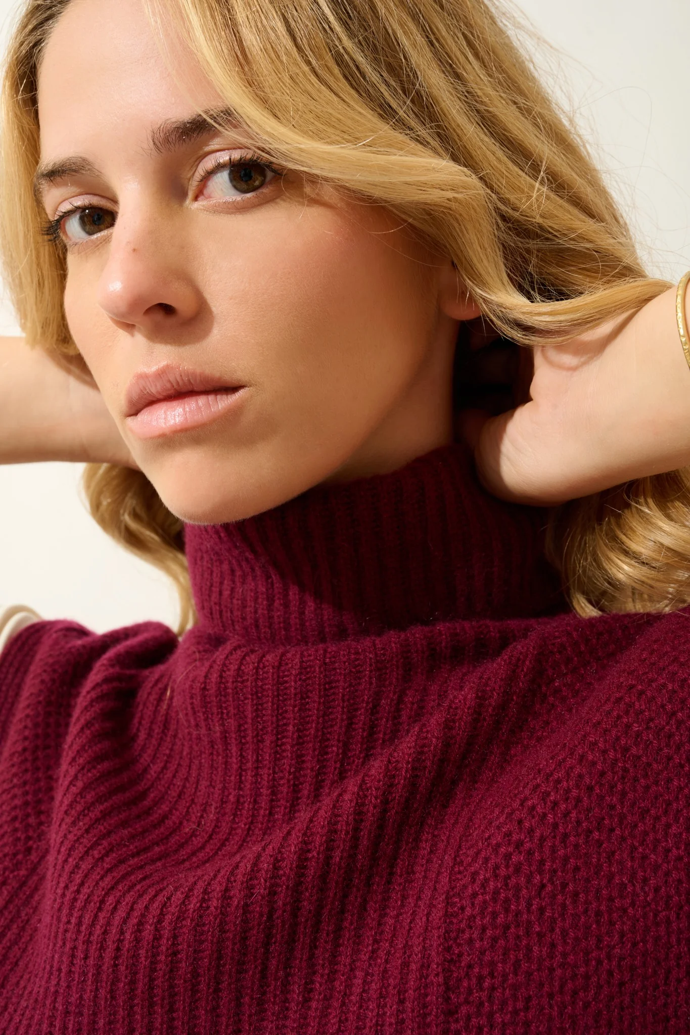 DEMI poncho ouvert col roulé 4 fils bordeaux 100% cachemire