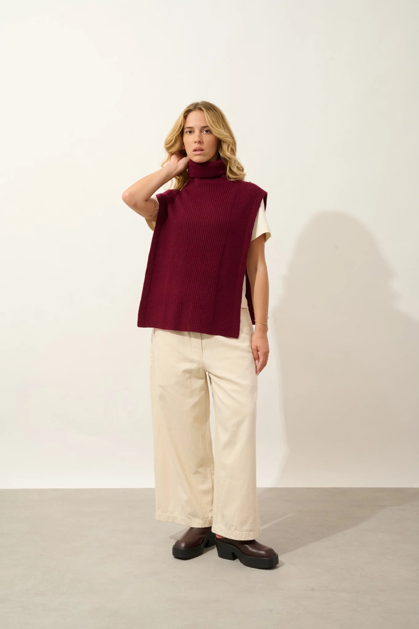 DEMI poncho ouvert col roulé 4 fils bordeaux 100% cachemire – Image 2