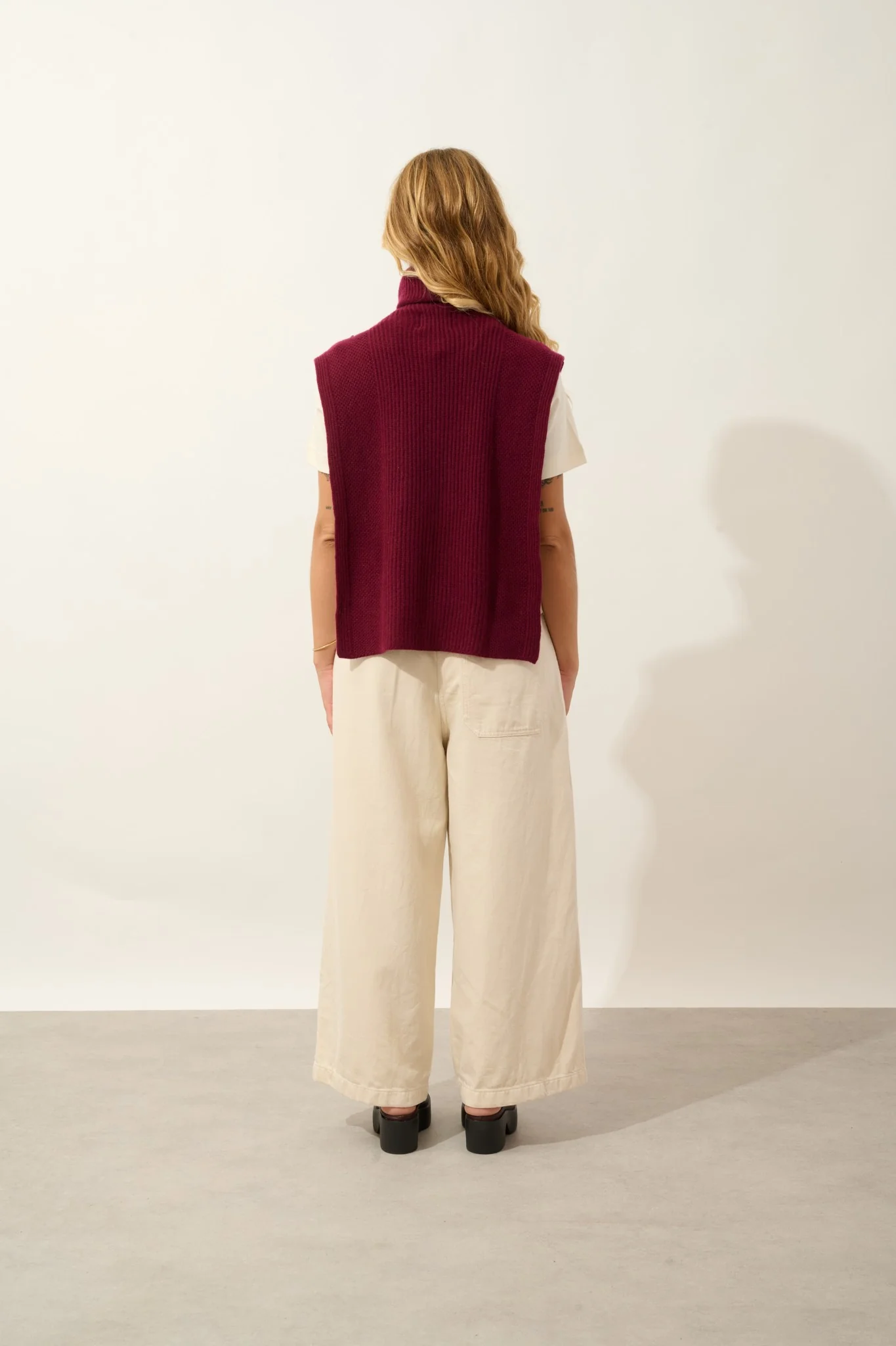 DEMI poncho ouvert col roulé 4 fils bordeaux 100% cachemire – Image 3