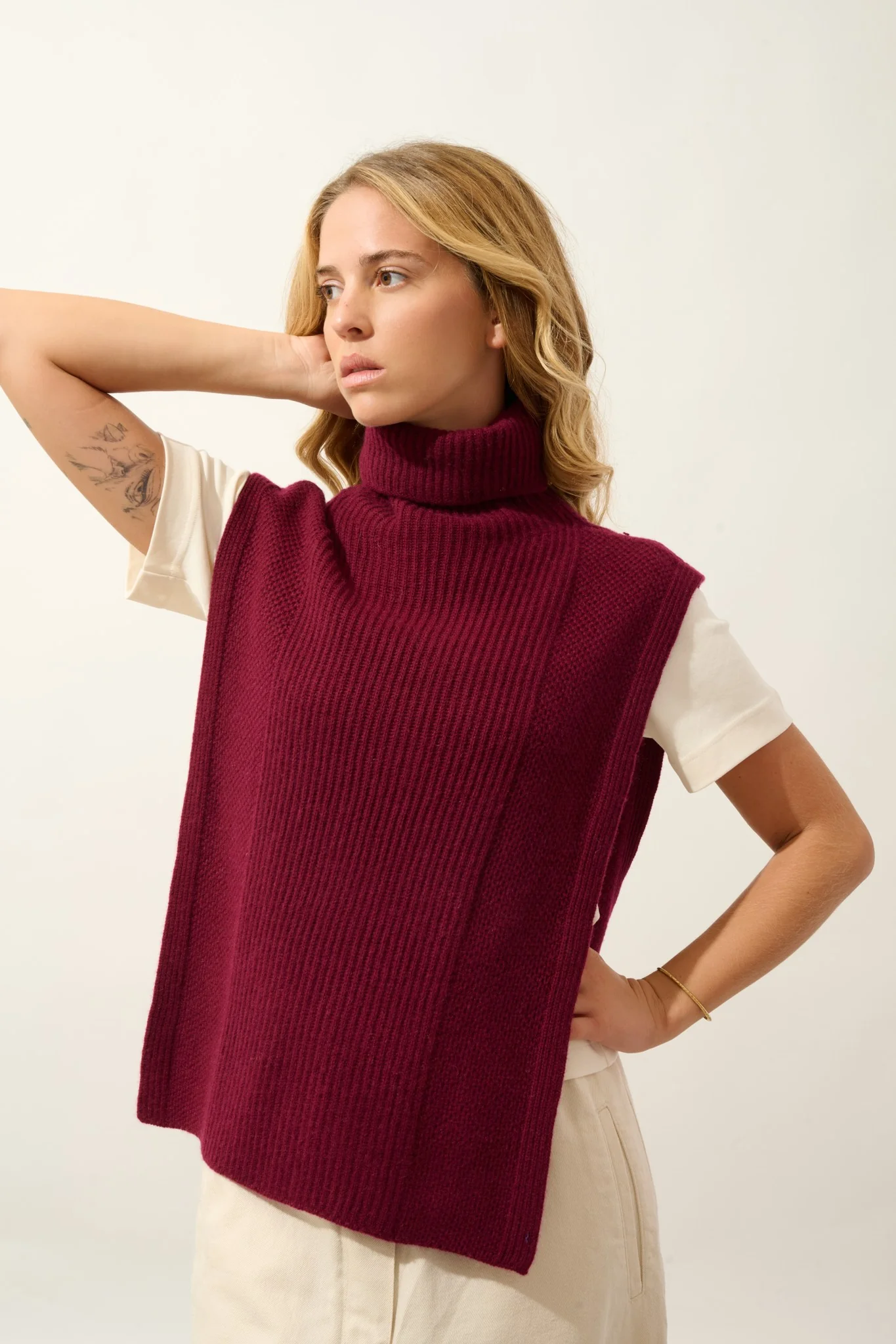 DEMI poncho ouvert col roulé 4 fils bordeaux 100% cachemire – Image 4