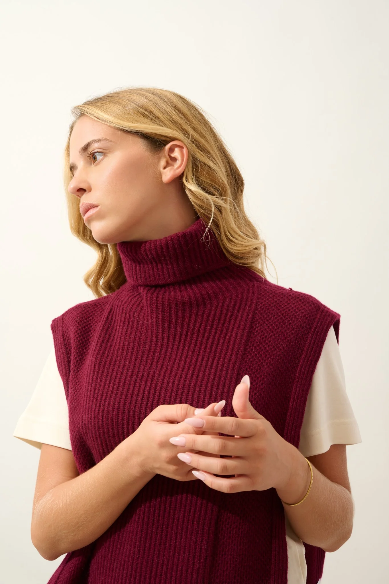 DEMI poncho ouvert col roulé 4 fils bordeaux 100% cachemire – Image 5