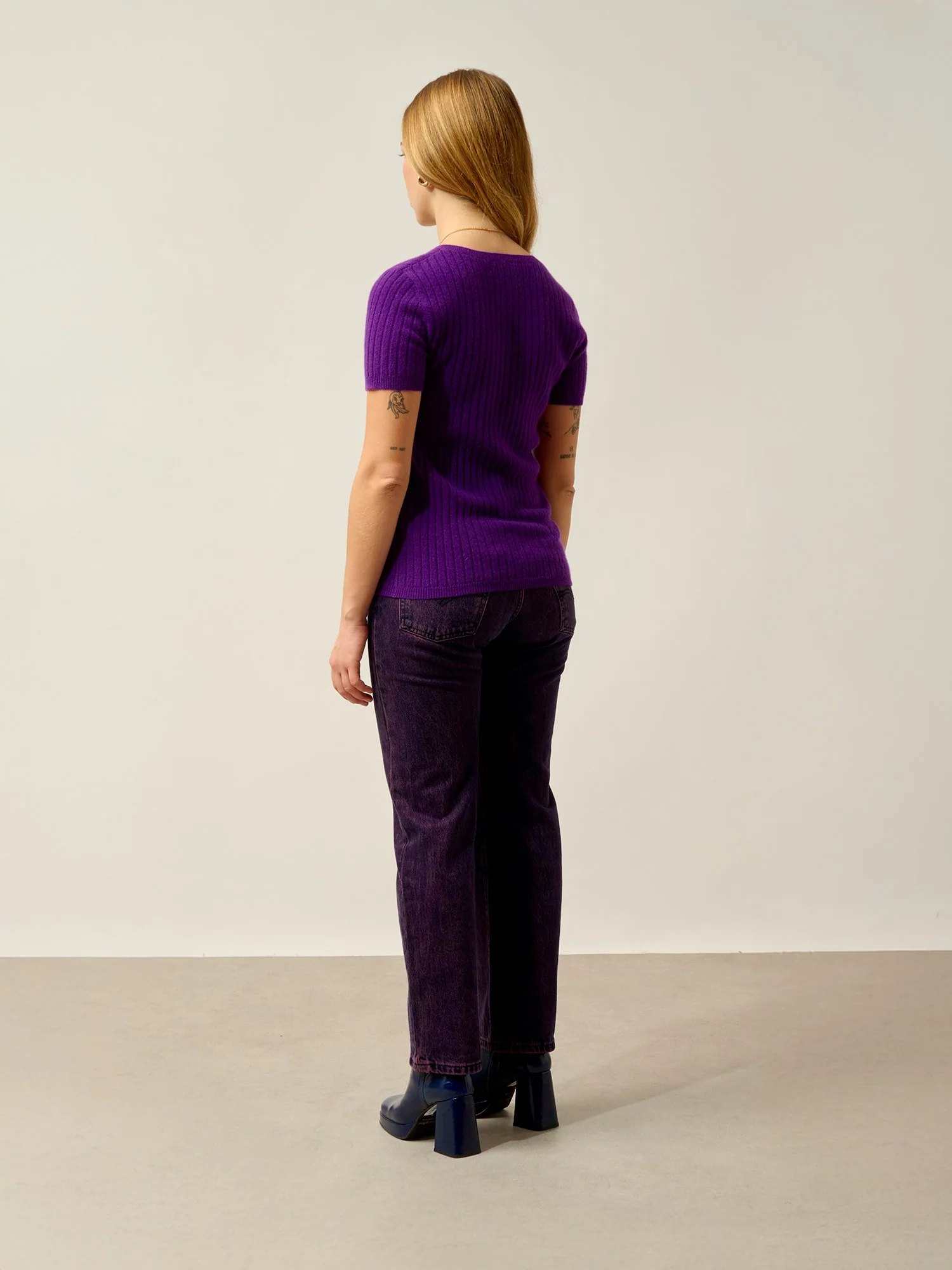 EIRA t-shirt col v violette 100% cachemire – Image 3