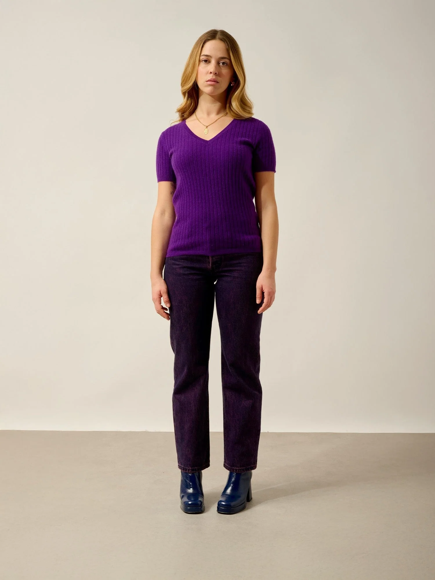 EIRA t-shirt col v violette 100% cachemire – Image 5