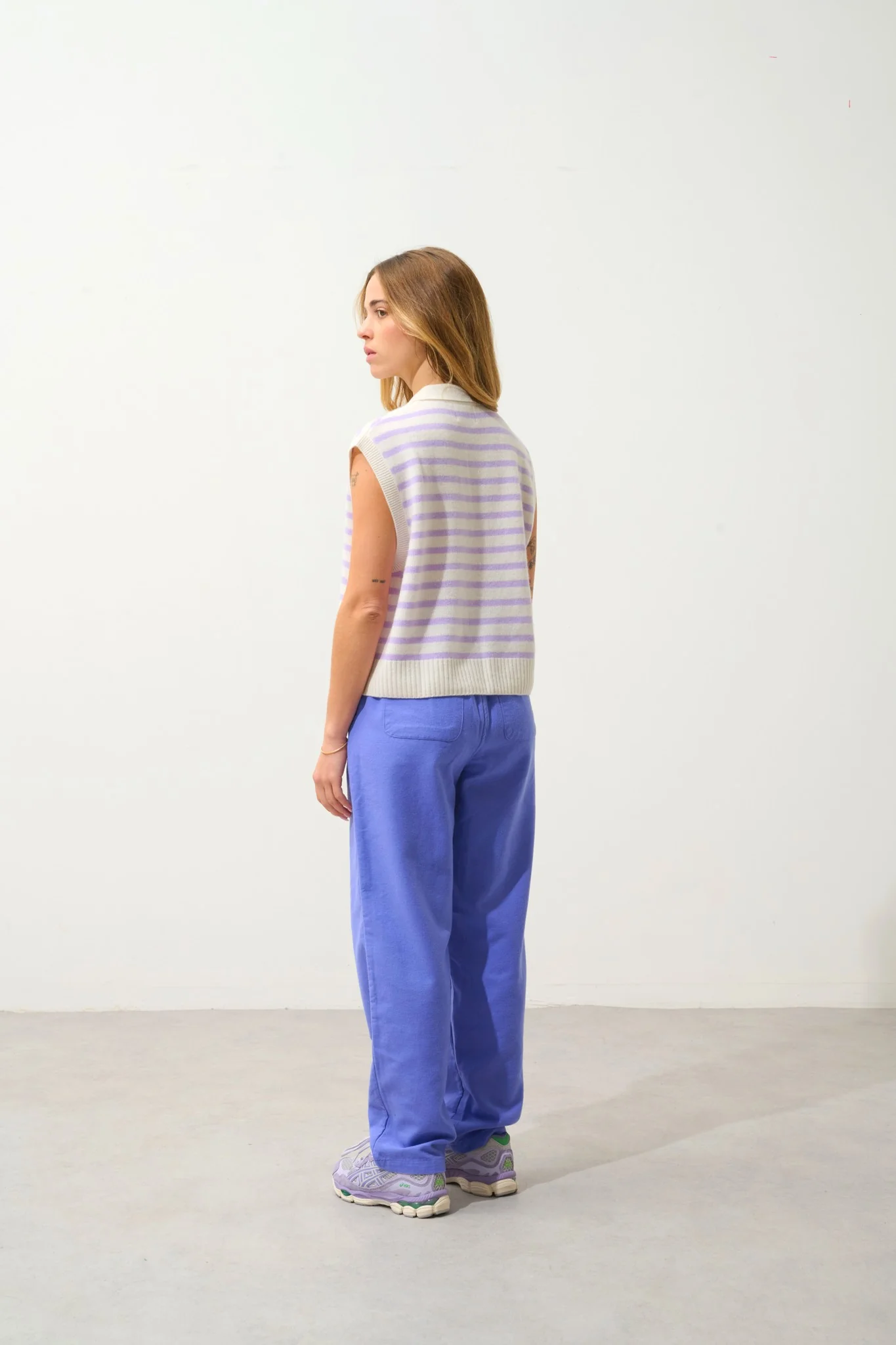 FELINA pull col polo ouvert sans manches 4 fils bi-color mauve/ivoire 100% cachemire – Image 3