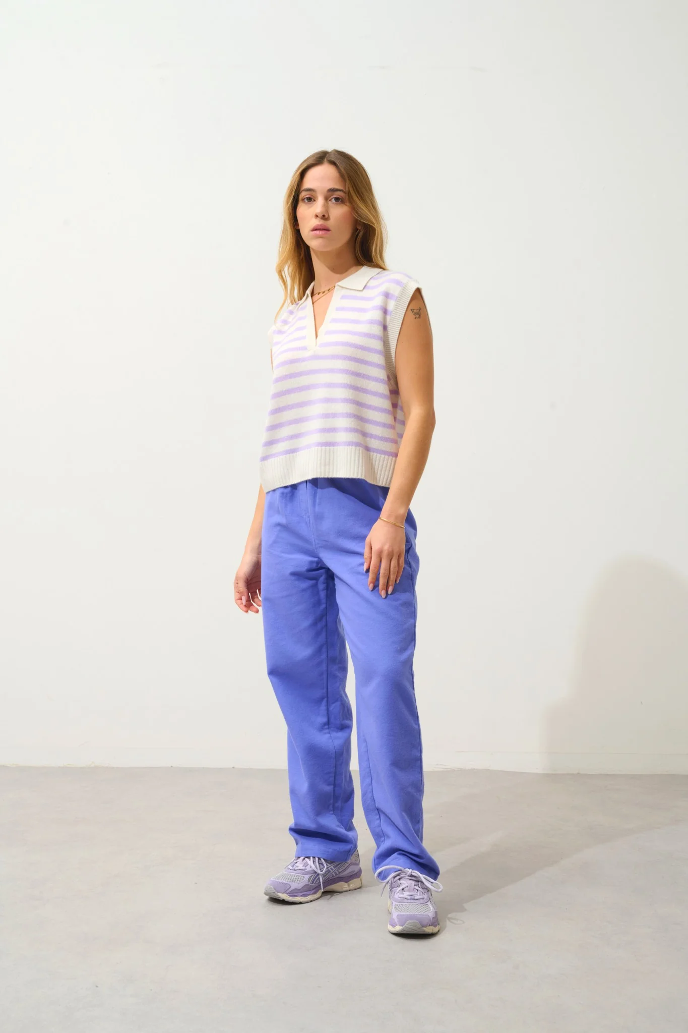 FELINA pull col polo ouvert sans manches 4 fils bi-color mauve/ivoire 100% cachemire – Image 4