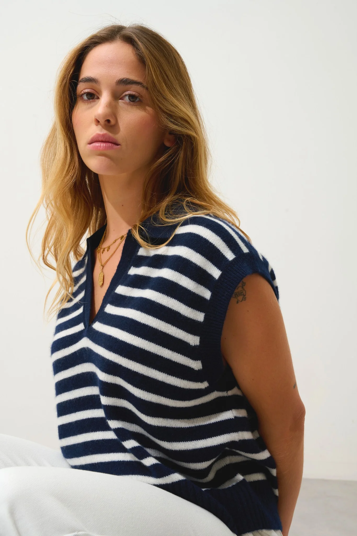 FELINA pull col polo ouvert sans manches 4 fils bi-color navy/ivoire 100% cachemire
