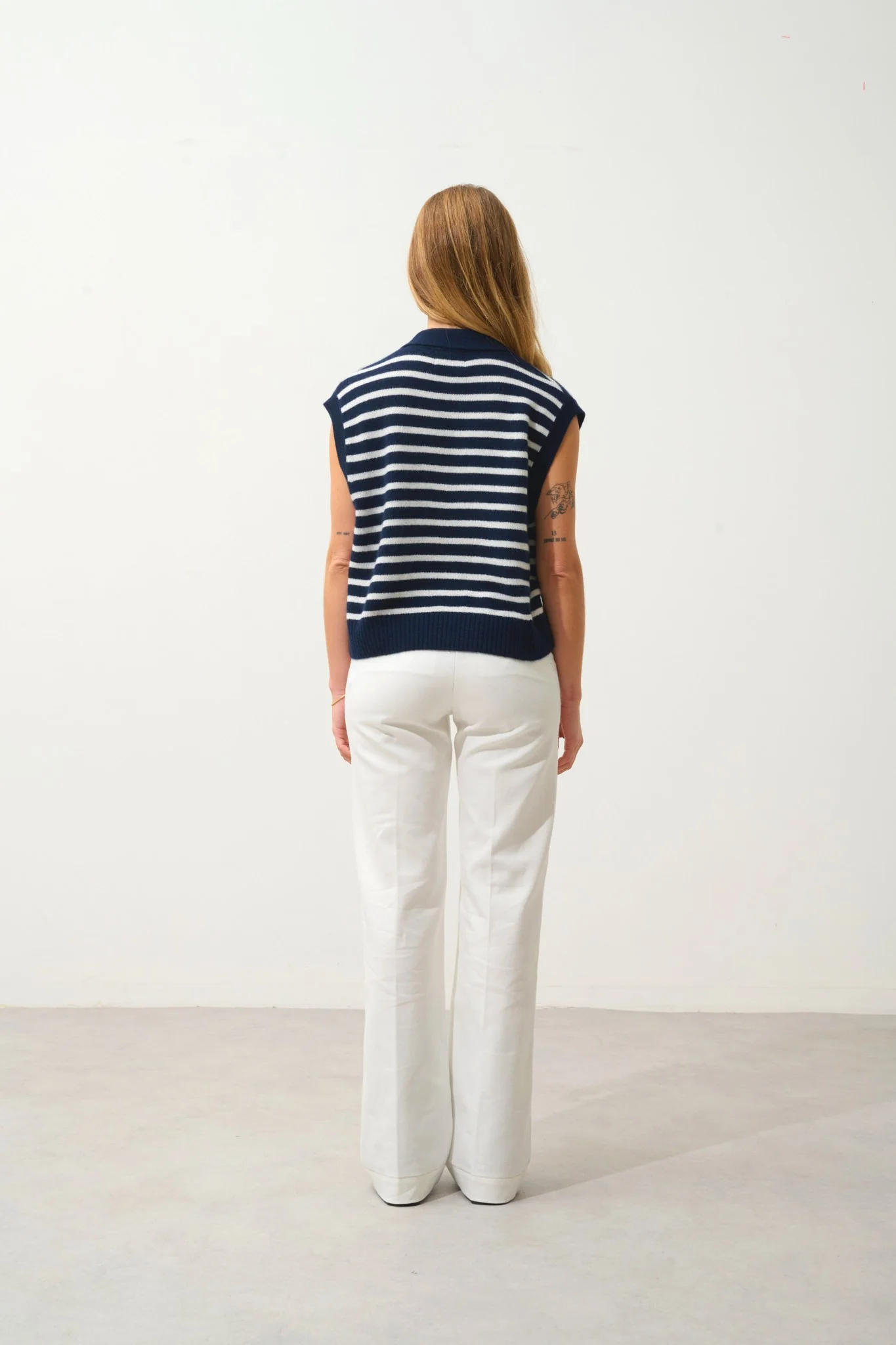 FELINA pull col polo ouvert sans manches 4 fils bi-color navy/ivoire 100% cachemire – Image 3