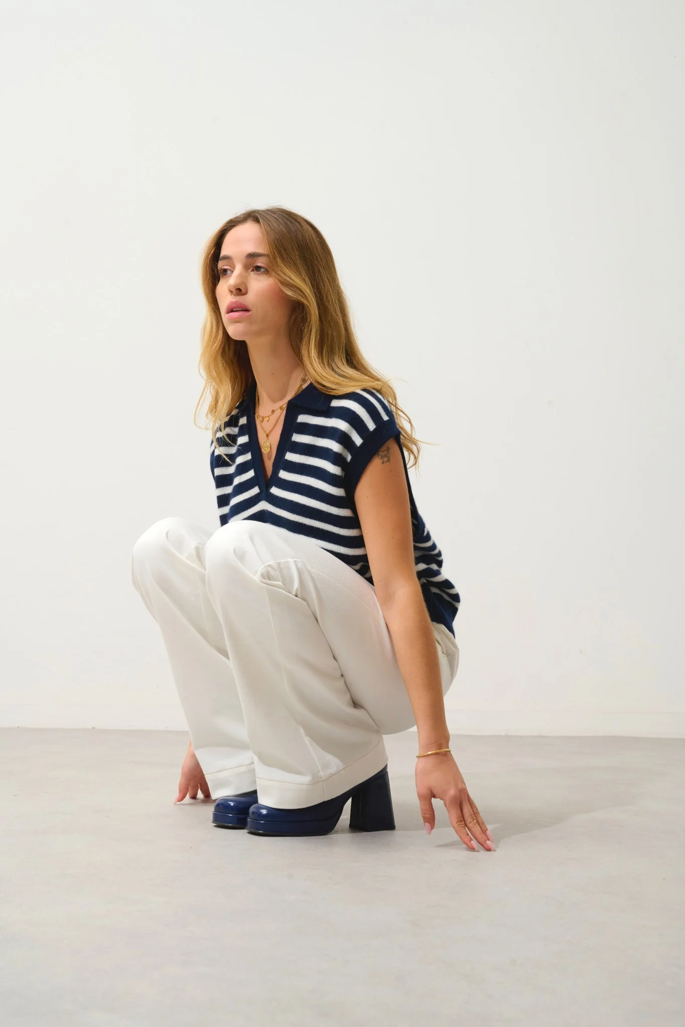 FELINA pull col polo ouvert sans manches 4 fils bi-color navy/ivoire 100% cachemire – Image 4