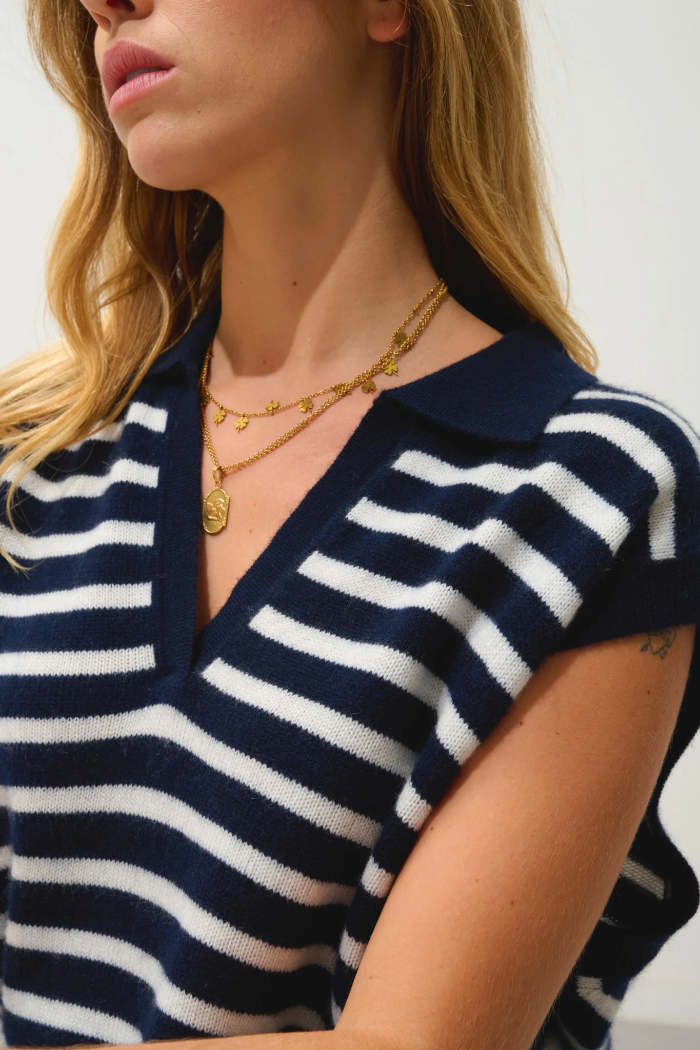 FELINA pull col polo ouvert sans manches 4 fils bi-color navy/ivoire 100% cachemire – Image 5