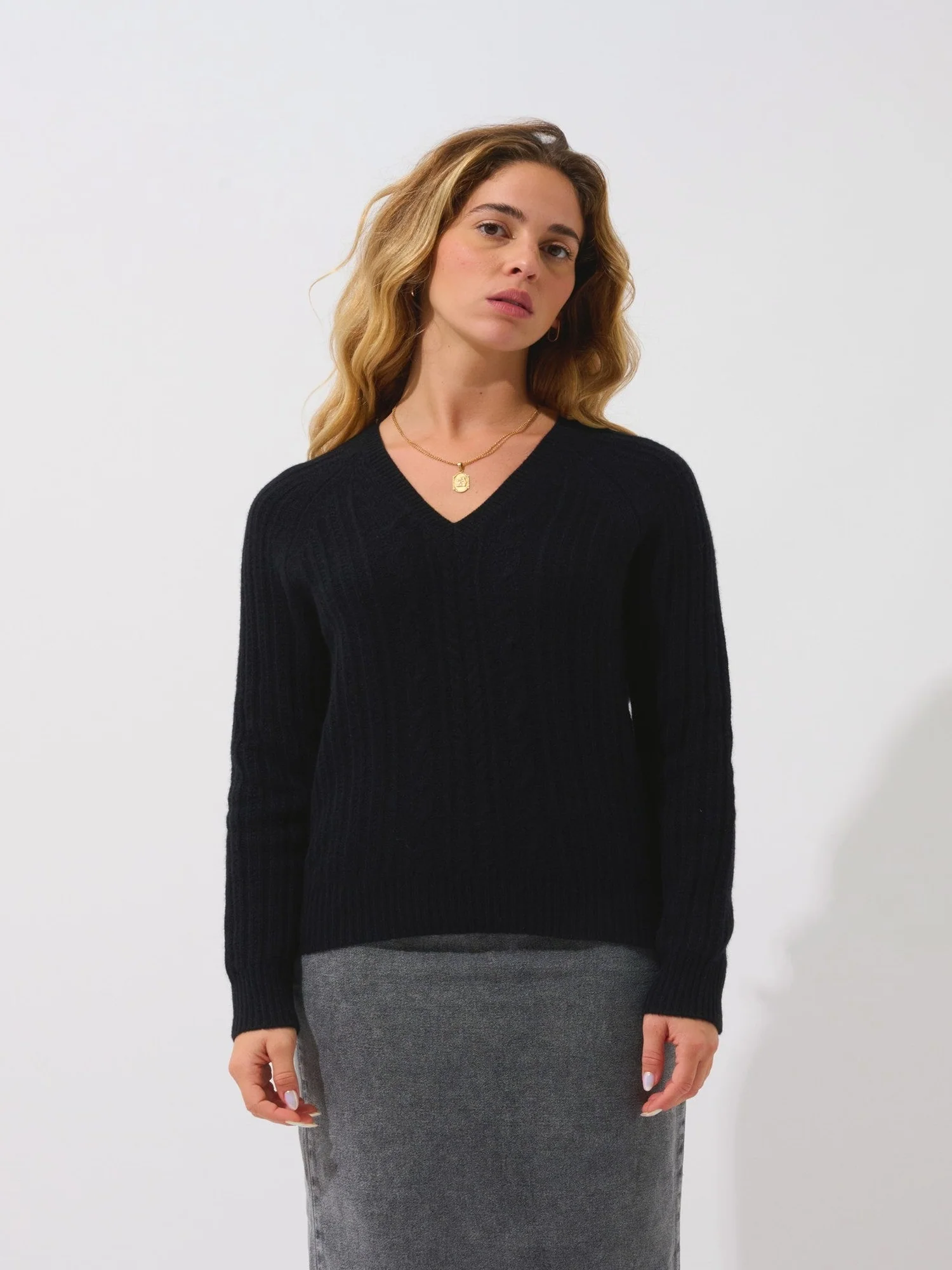 INDIRA pull col v 6 fils noir 100% cachemire – Image 2