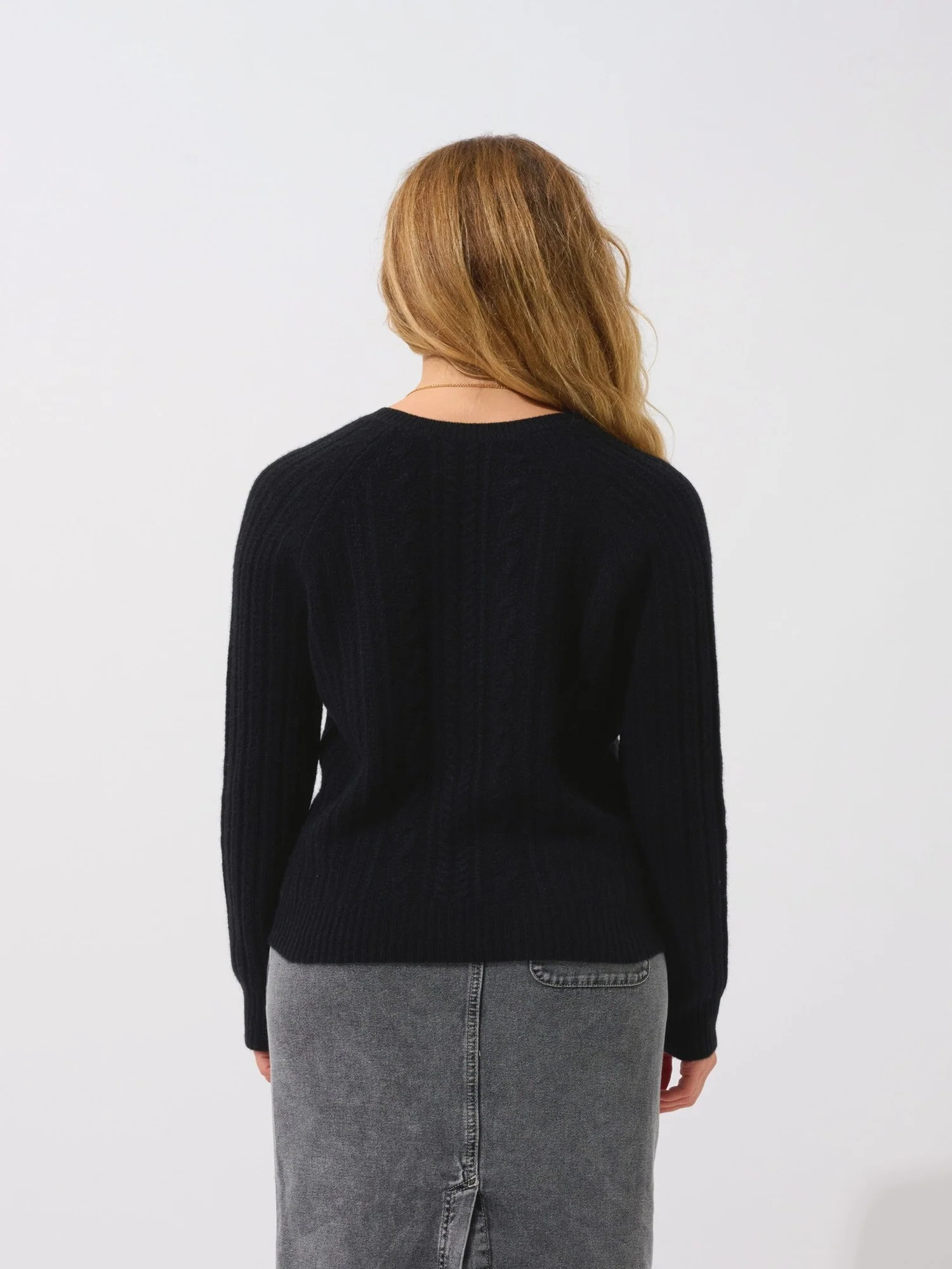 INDIRA pull col v 6 fils noir 100% cachemire – Image 3