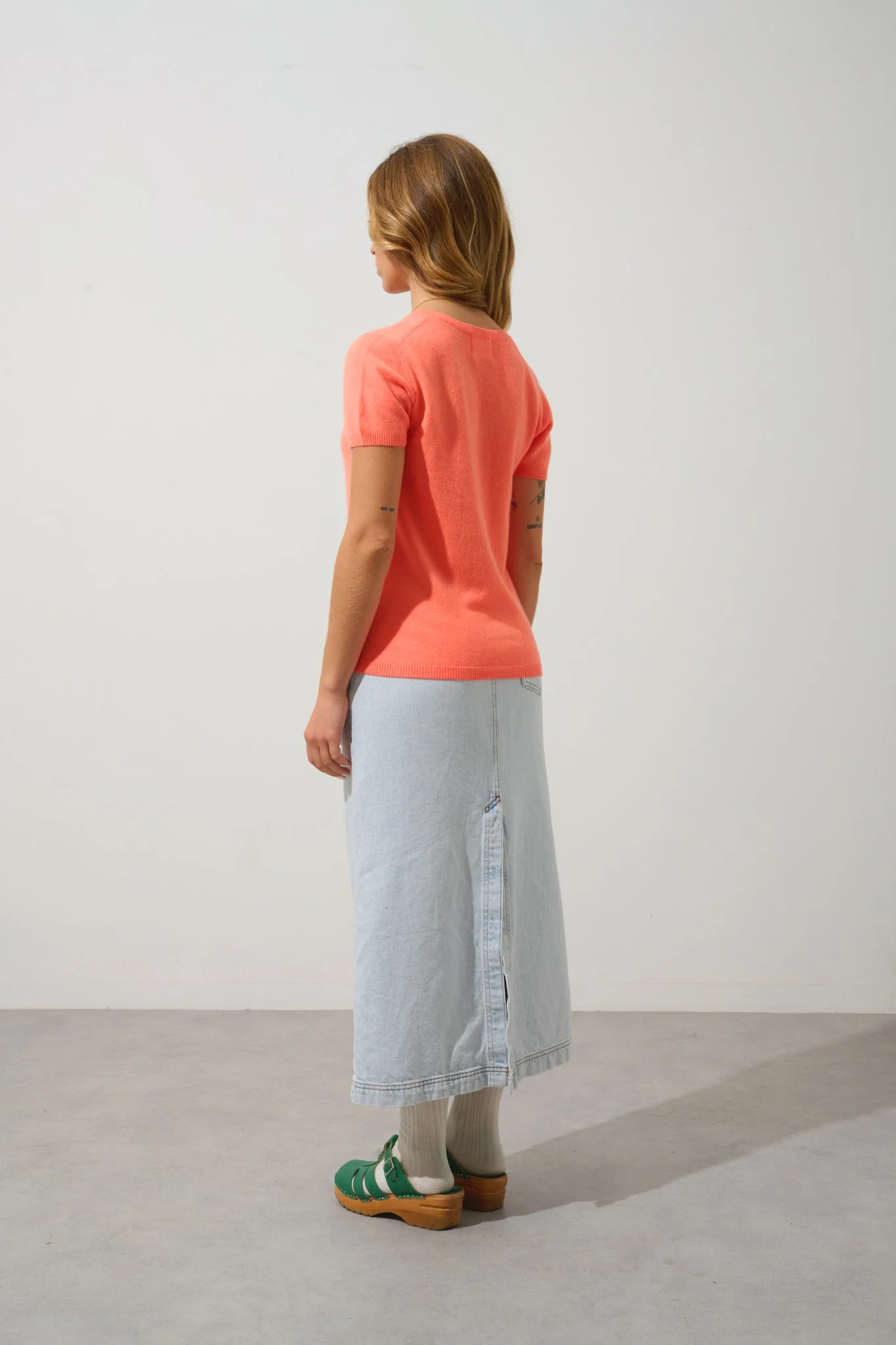 KALI t-shirt col v orange fluo 100% cachemire – Image 3