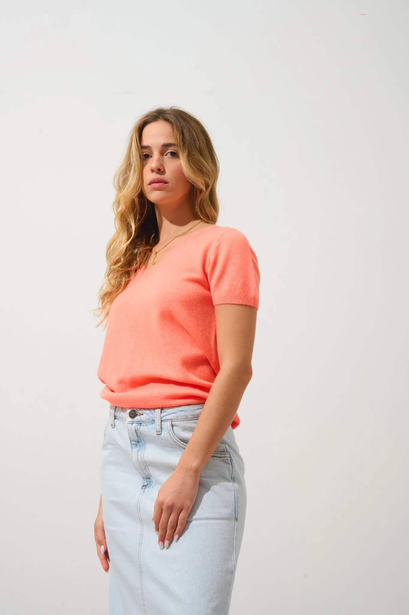 KALI t-shirt col v orange fluo 100% cachemire – Image 4