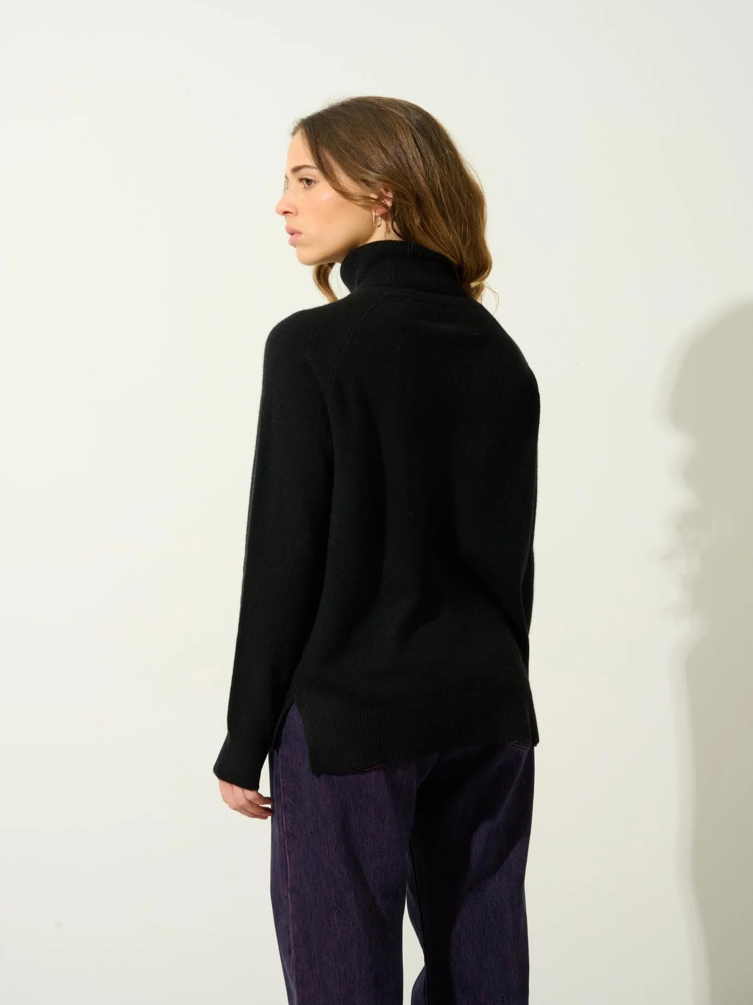 MADELINE pull col roulé noir 100% cachemire – Image 4