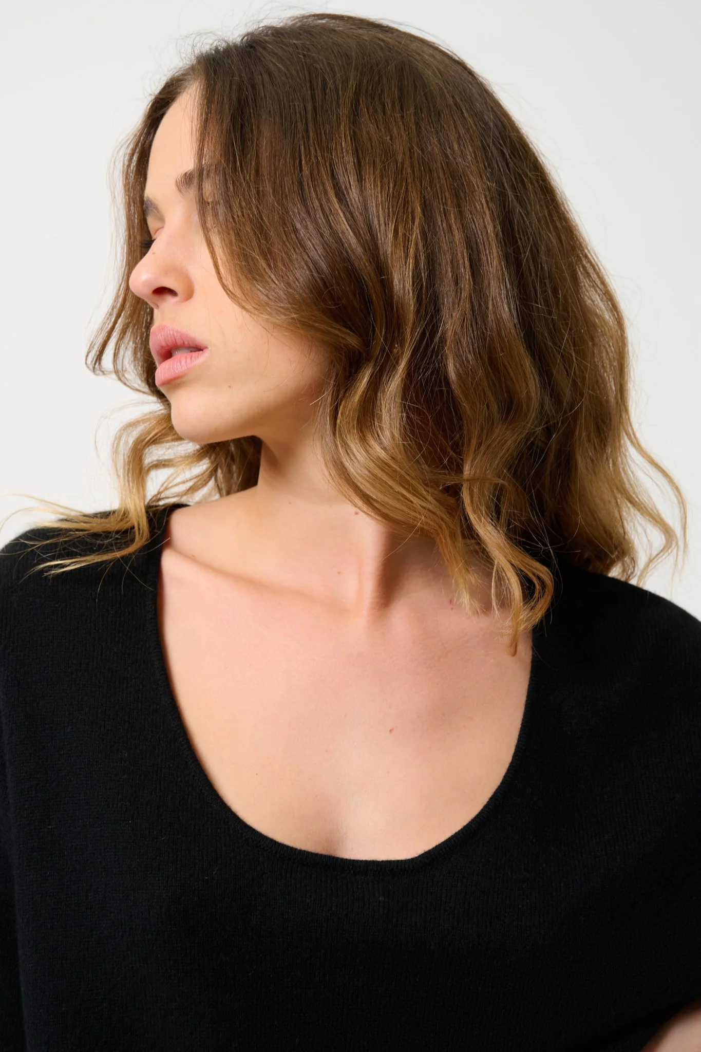 MAELYS t-shirt col rond noir 100% cachemire – Image 2