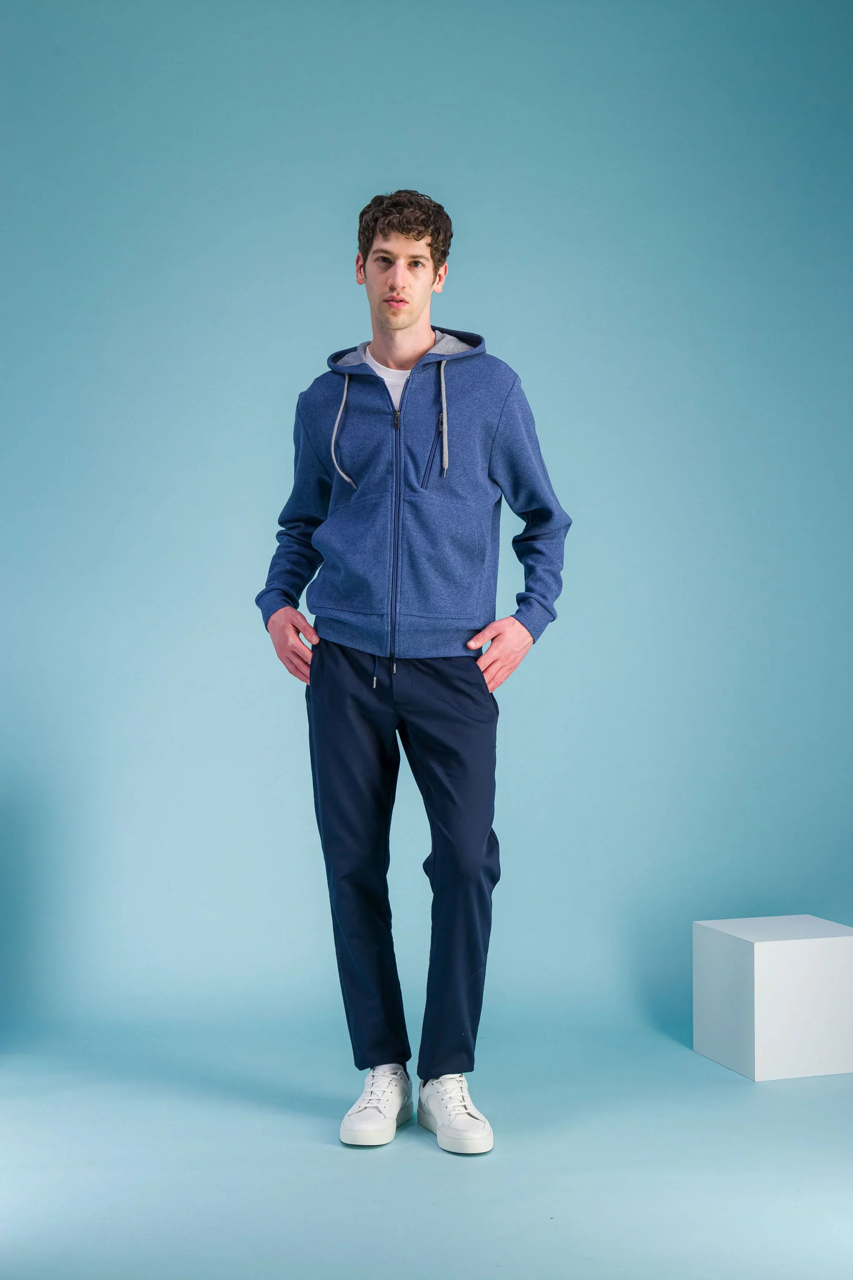 Sweat à capuche bleu ciel – Image 2