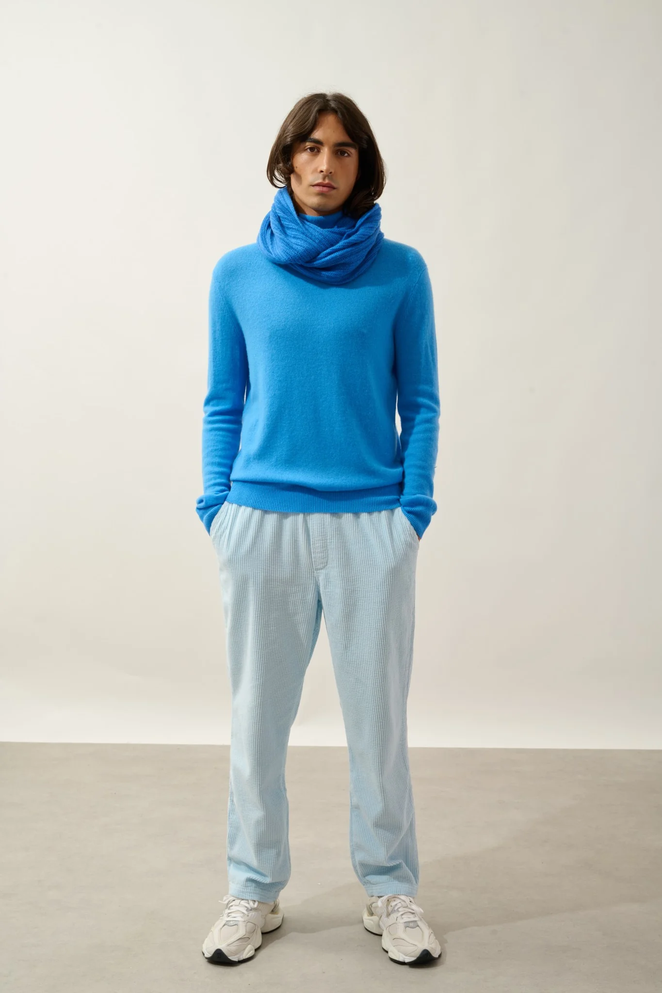 TOMMY tour de cou 4 fils bleu électrique 100% cachemire – Image 2