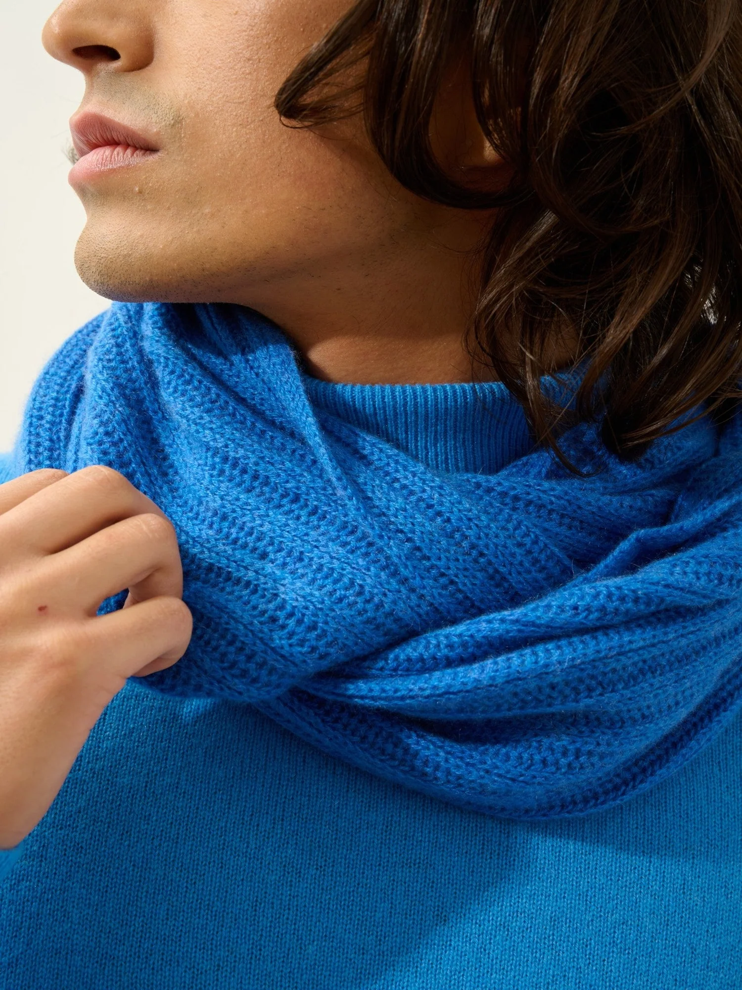 TOMMY tour de cou 4 fils bleu électrique 100% cachemire – Image 3